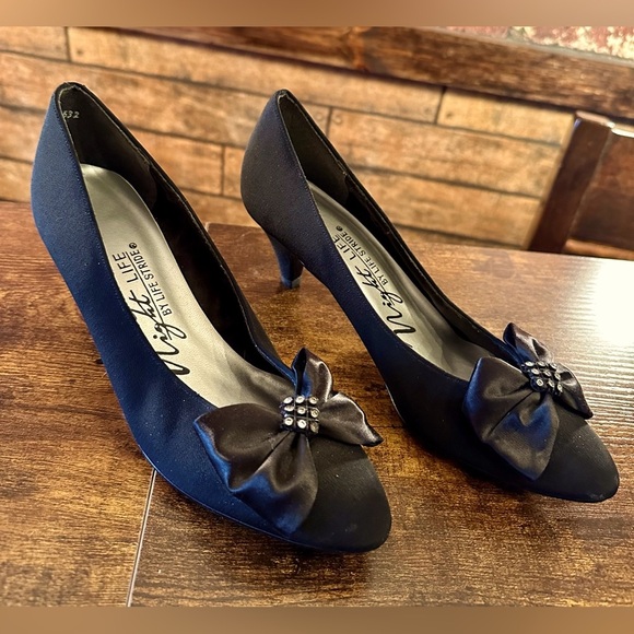 Night life by Life Stride size 5 1/2 black pump - Picture 1 of 7